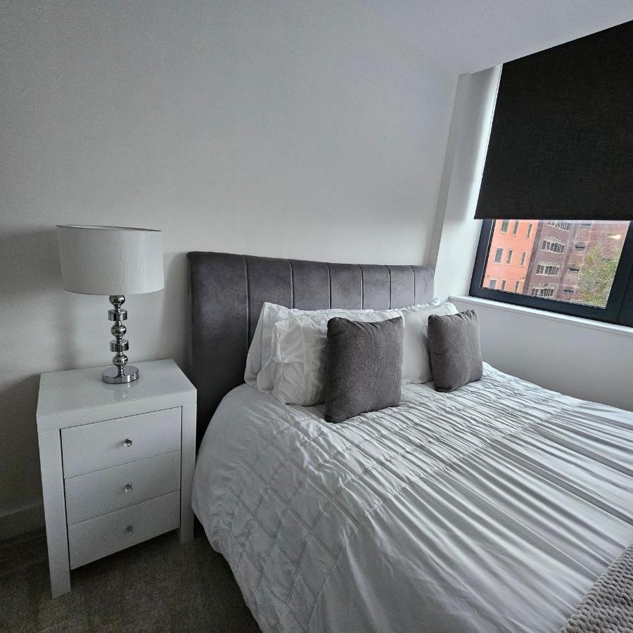 Brand New Trafford Apartment *